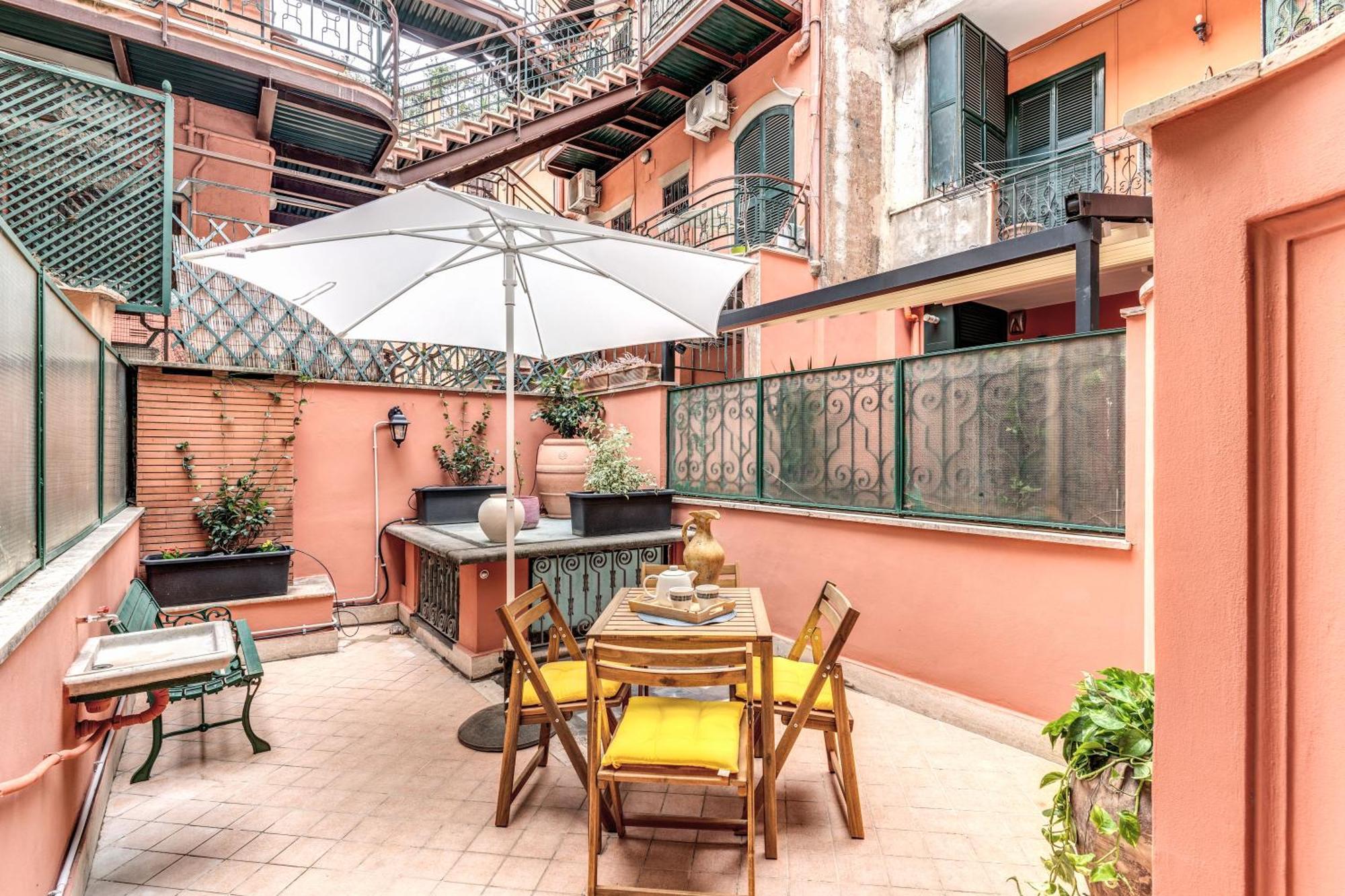 Elegant Apartment Behind The Colosseum Roma Exterior foto